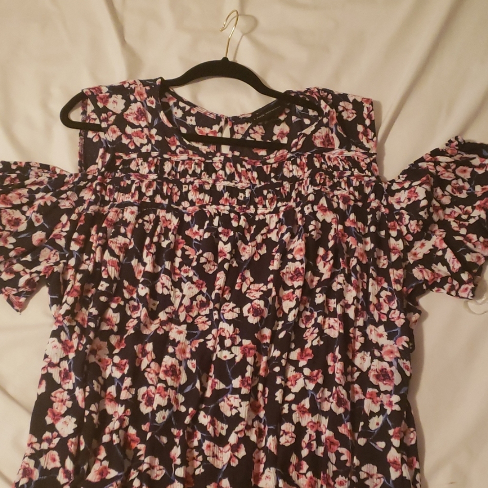 Floral Cold Shoulder Top - Picture 2 of 3